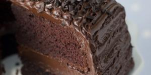 Receta de Torta húmeda de chocolate decorada